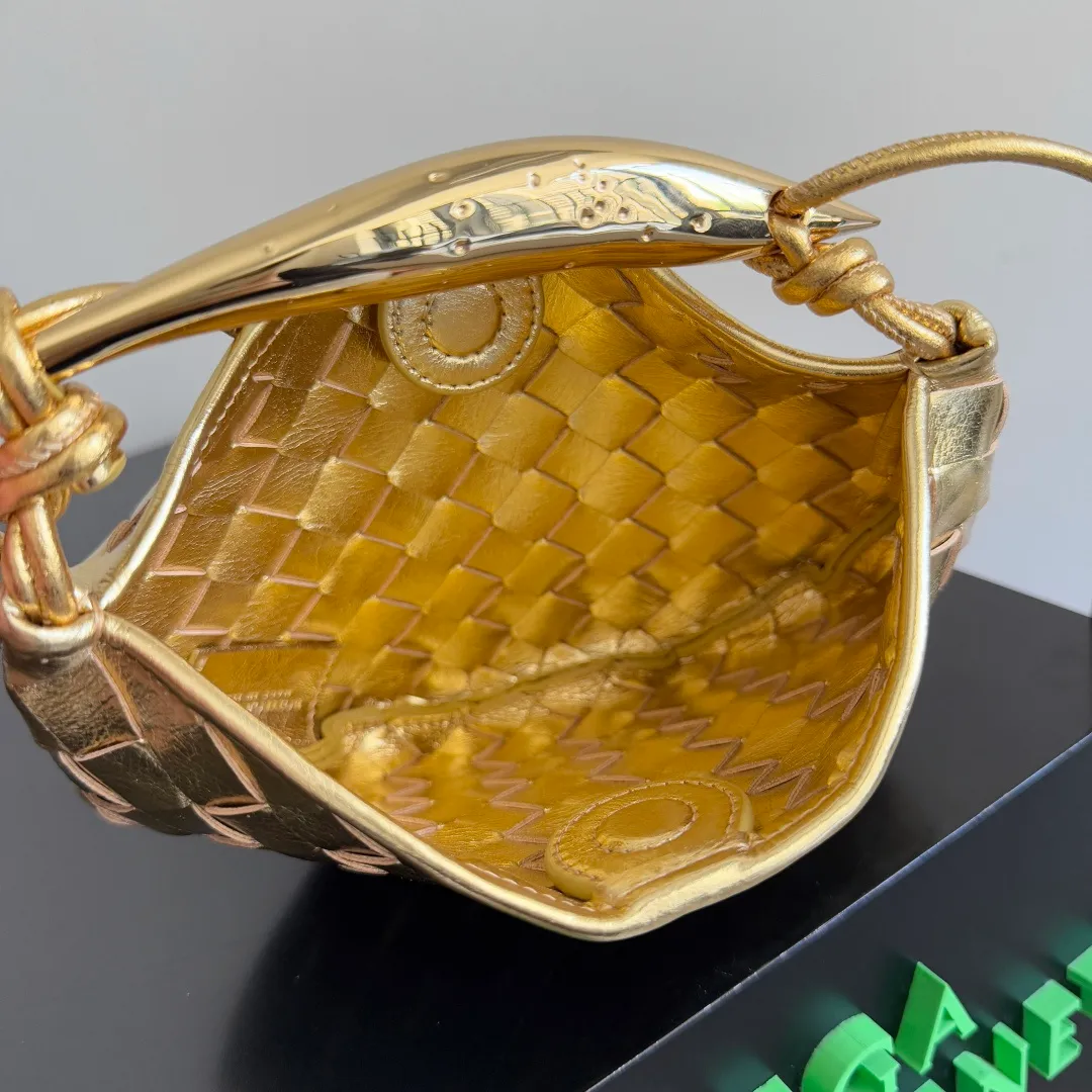 Batch of 1260 BV Mini Sardine is coming‼ ️Super high-end, stainless steel hardware + 24k real gold plating process, fish scales (concave and convex positions) are the finishing touch, the sardine bag that can be carried cross-body is completely beautiful to the heart. The metal element handle and the weaving are perfectly combined to completely integrate the artistic sense and elegance and fashion. It is really like a work of art🏺The large size is elegant, the small size is exquisite and cute, a must-have item for fashionistas, and the details are perfectly reproduced. Style number: 744267 Size 20*12*2.5
